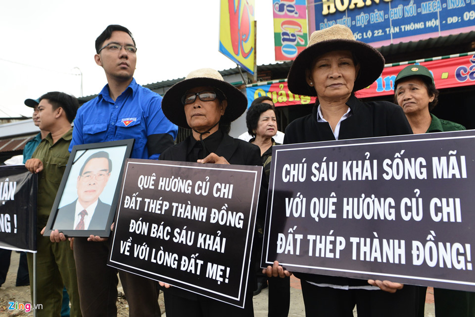 Người dân lập bàn thờ bên đường tiễn biệt ông Sáu Khải